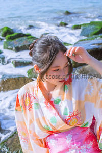 海边岩石上和服少女凝望远方