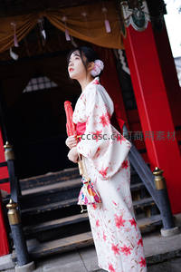 红柱古寺前的和服少女，手持纸伞仰望