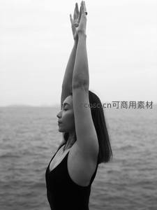 海边冥想女子双臂向天伸展