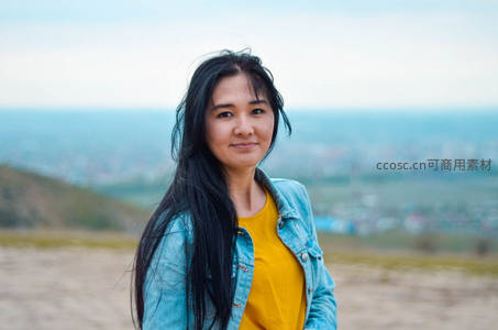 山丘之上微笑女子俯瞰城市