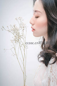 侧颜闻花香的温柔瞬间