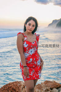 海边红裙少女日落剪影