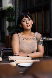 咖啡馆沉思的纹身女