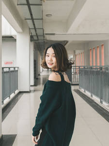 走廊里的微笑少女，简约空间中的温暖瞬间