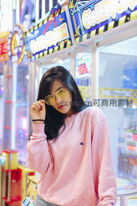 粉色卫衣少女游戏厅自拍