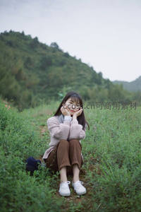 山野草地上的静谧微笑