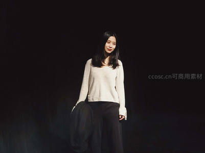 暗影中的简约优雅女性