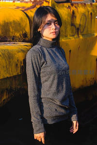 工业风背景下的沉静少女