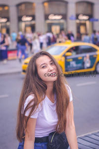 街头巷尾笑容灿烂的异国女孩