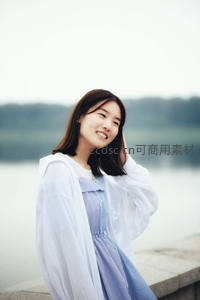 湖畔微笑的清新女孩