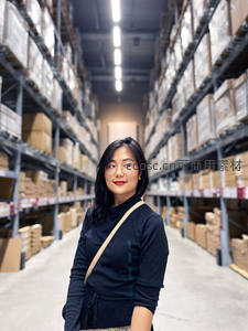 仓库中的职业女性风采