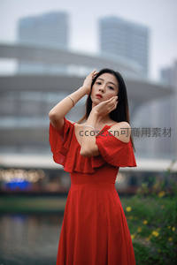 都市背景下的红裙美人