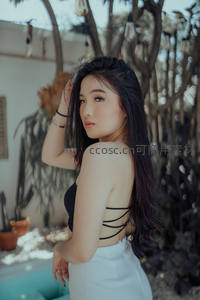 庭院中回眸的优雅女子