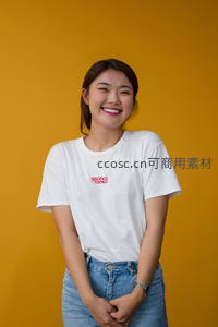 黄色背景前微笑的少女