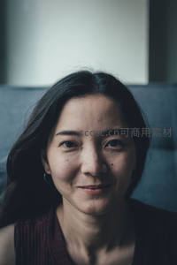 室内自然光下温柔微笑