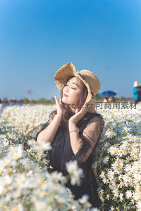 花海中享受阳光的女子