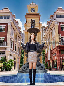 钟楼喷泉前的优雅造型