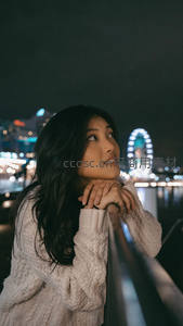夜景摩天轮旁沉思少女