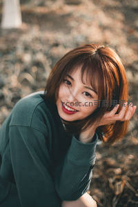 林间少女阳光灿烂笑