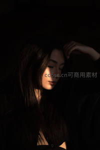 暗调光影下的沉思女子