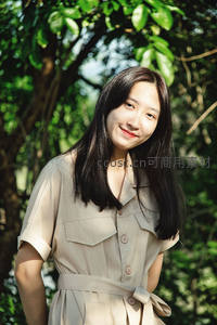 绿荫下的温柔微笑