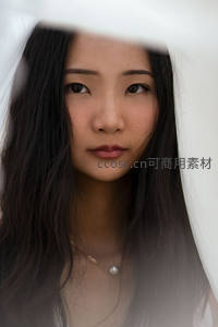 朦胧纱幕后的眼神