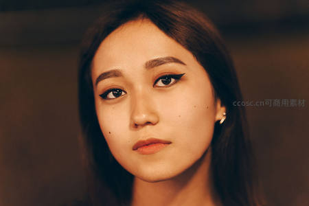 暖光下的精致妆容