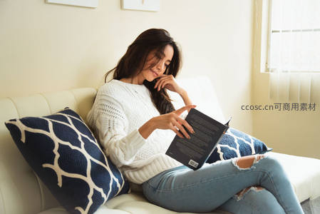 女子沙发上阅读享受宁静时光