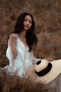 田野中白衣女子闭目沉思