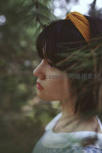 森林中少女侧颜若隐若现