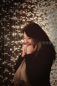 灯光下女子微笑温暖如春