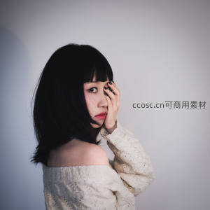 简约背景下的温柔侧颜