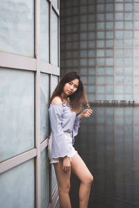 现代建筑旁的时尚街拍女孩