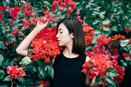 花丛中的静谧少女侧颜