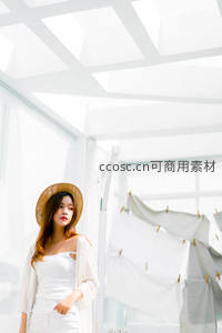 白色空间里的温柔帽檐少女