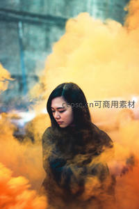 烟雾缭绕中的沉思女子剪影