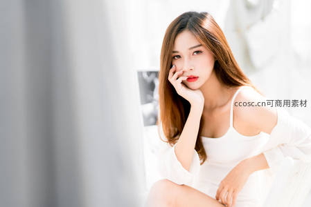 白衣女子窗边沉思