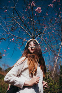 樱花树下闭目享受