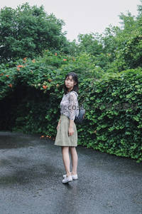 雨后小径上的清纯少女