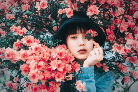 花丛中的少女与春日杜鹃