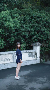 绿荫小径旁的青春少女