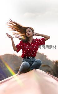 红衣少女屋顶起舞，长发飞扬