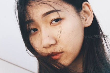 微风拂面，少女侧颜特写