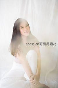 柔光中的微笑少女，纯白背景