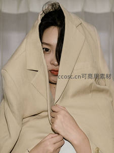 米色西装遮面，只露半张脸