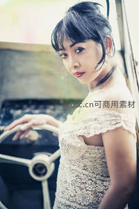 蕾丝裙女子倚车回眸