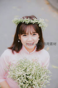 头戴花环手持满天星的甜美少女