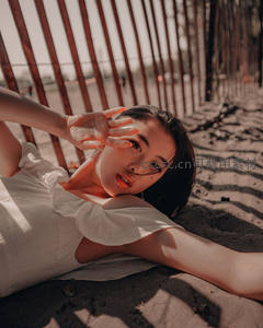 沙滩上女子惬意享受阳光时光