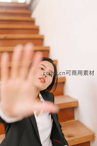 职场女性在楼梯间做出停止手势