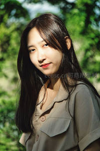 绿荫下的温柔凝视